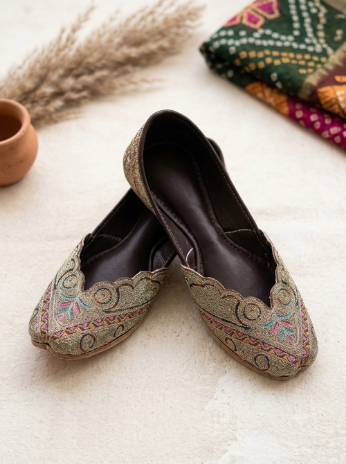 Embroidered Traditional Rajasthani Jutti / Mochdi